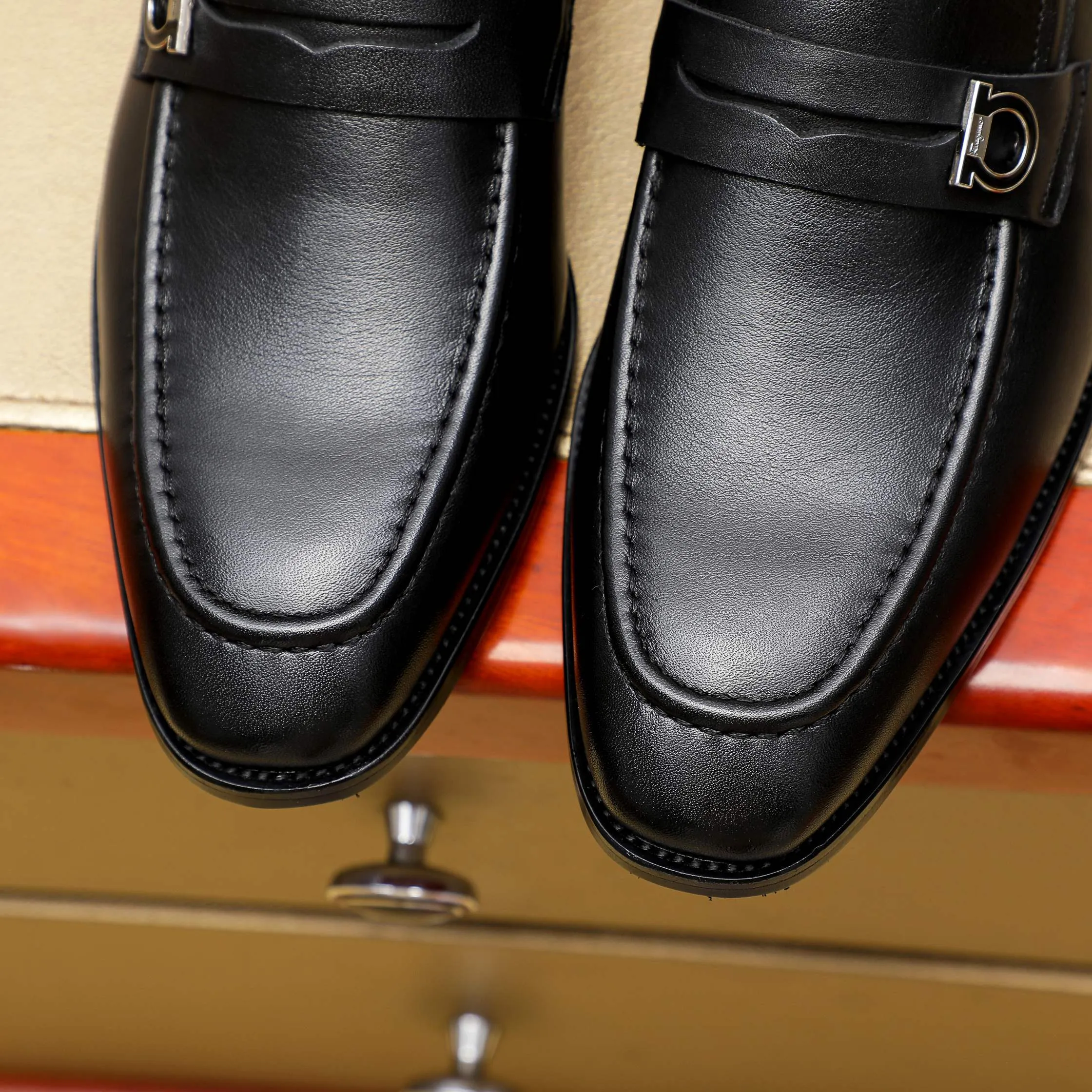 Men's shoes 💰460 🕷🕷🐂【Ferragamo】Ferragamo Popular fashionable leather shoes🇨🇳Official website counter 1:1 production, original mold opening💯Good quality visible, imported high-end first-layer waxed calfskin, water-dyed🐂leather lining🌿very clear texture, high-quality waterproof, non-slip and wear-resistant outsole🎋high quality and low price, truly handmade🍓3 colors available! Code number 38-44……(45.46.Customized)